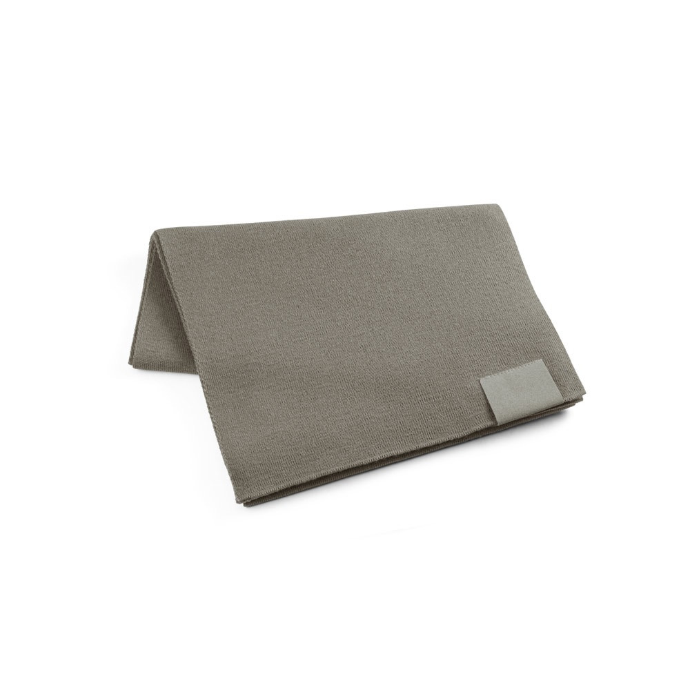 SERENITY. Schal aus recyceltem Polyester (100 % rPET) mit Aufnäher zur individuellen Veredelung