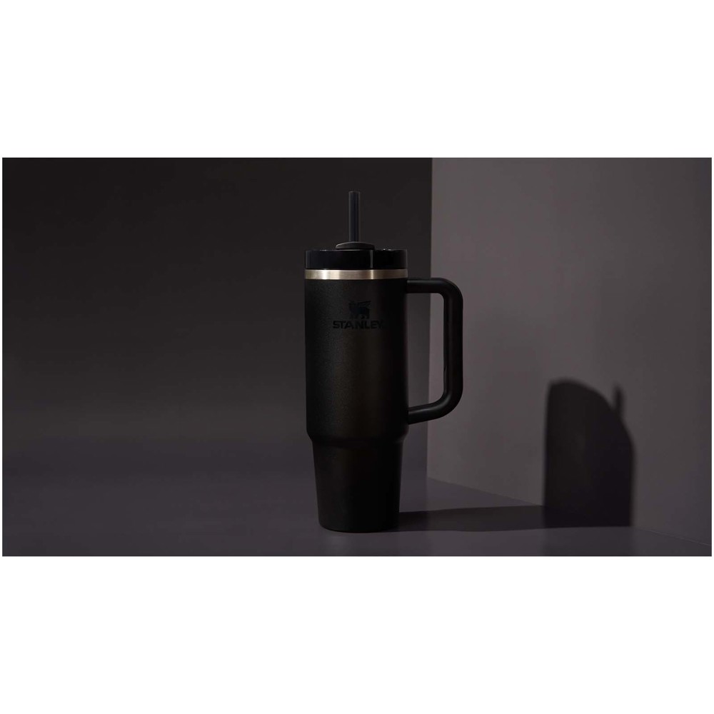 Stanley Quencher® H2.0 FlowState™ 890 ml Thermobecher aus recyceltem Edelstahl Schwarz